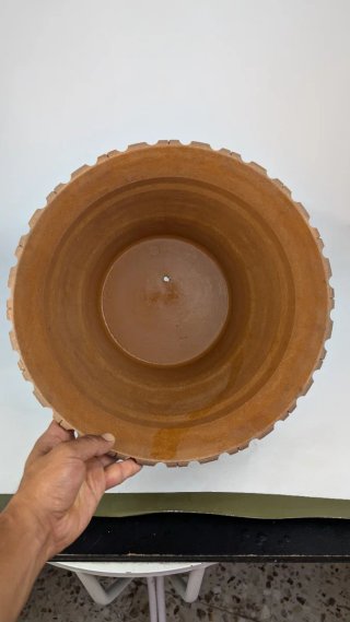 Macetero grande estilo rústico imitación madera.