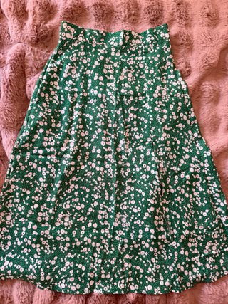 Falda verde con estampado floral blanco