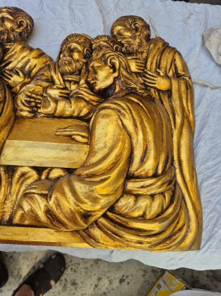 Escena de la Santa Cena tallada y dorada