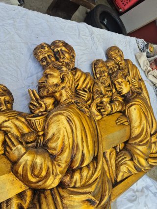 Escena de la Santa Cena tallada y dorada