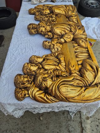 Escena de la Santa Cena tallada y dorada