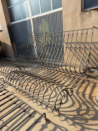 Rejas con formas en hierro macizo,