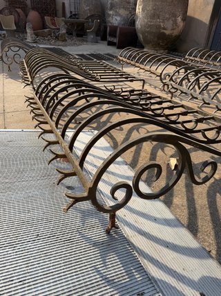 Rejas con formas en hierro macizo,