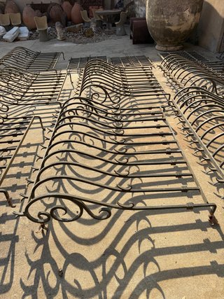 Rejas con formas en hierro macizo,