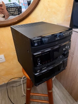 Equipo de música Kenwood con altavoces
