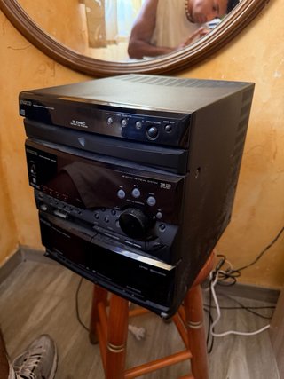 Equipo de música Kenwood con altavoces
