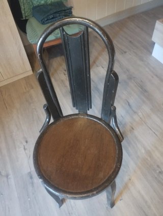 Silla antigua madera oscura diseño curvo