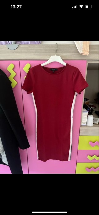 Vestito aderente bordeaux con inserti bianchi
