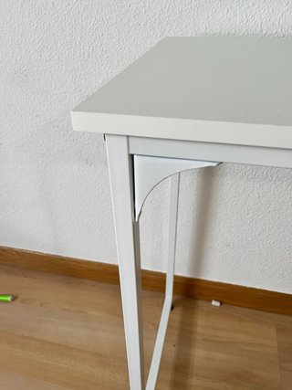 Mesa escritorio blanca metal y madera.
