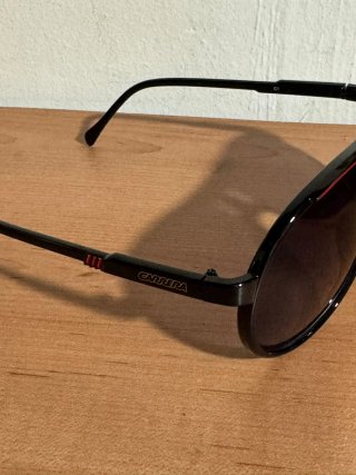 Gafas de sol Carrera negras y rojas