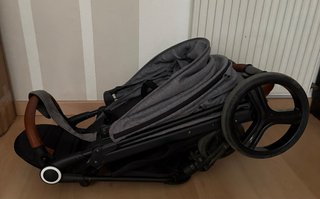 Carrito de bebé gris