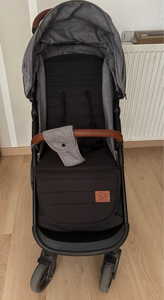 Carrito de bebé gris