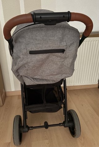 Carrito de bebé gris