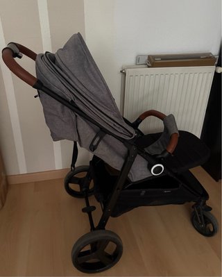 Carrito de bebé gris