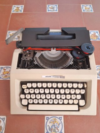 Máquina de escribir Olivetti Lettera 40