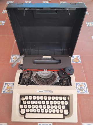 Máquina de escribir Olivetti Lettera 40