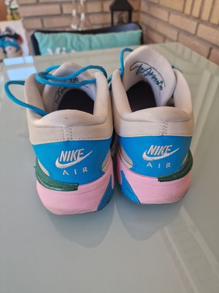 Zapatillas deportivas verdes, rosas y blancas