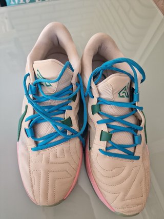 Zapatillas deportivas verdes, rosas y blancas