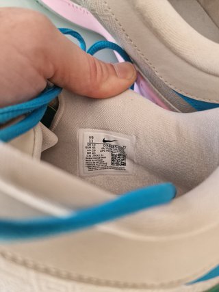 Zapatillas deportivas verdes, rosas y blancas