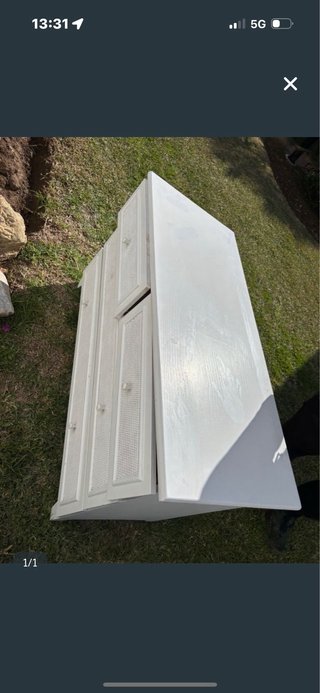 Cómoda blanca de madera