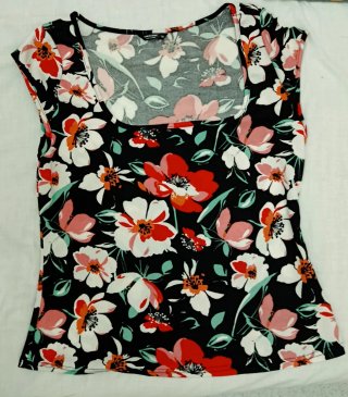 Camiseta floral negra