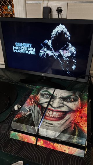 PS4 + 2 mandos + COD MW + TV PHILIPS 43”(No Smart)