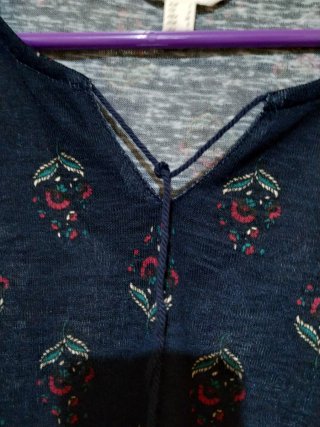 Vestido azul marino con flores granate
