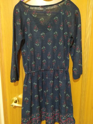 Vestido azul marino con flores granate
