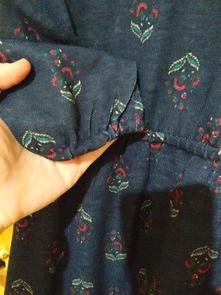 Vestido azul marino con flores granate