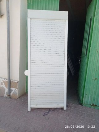 Puerta con reja y cristal