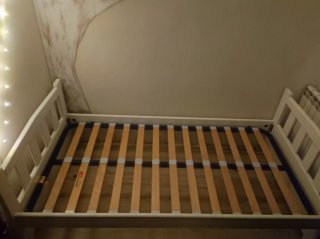 Cama individual de diseño minimalista