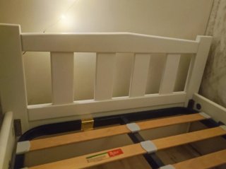 Cama individual de diseño minimalista
