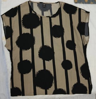 Camisa de mujer beige y negra