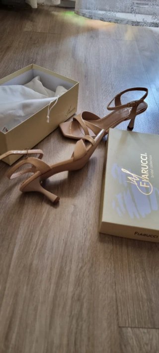 Sandalias Fiarucci Tacón Beige