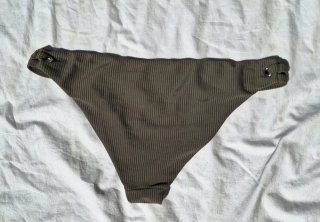 Costume bikini verde oliva a costine
