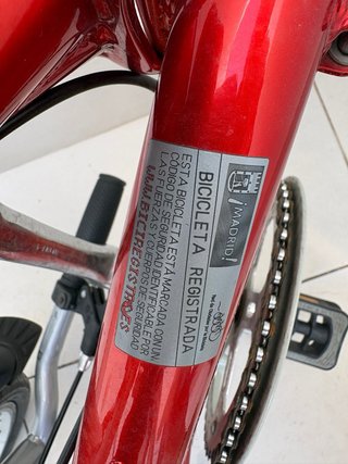 Bicicleta plegable roja sin marchas.