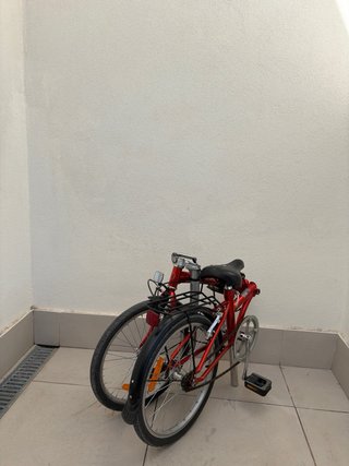 Bicicleta plegable roja sin marchas.