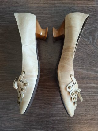 Zapatos  beige talla 38,  tacon bajo.