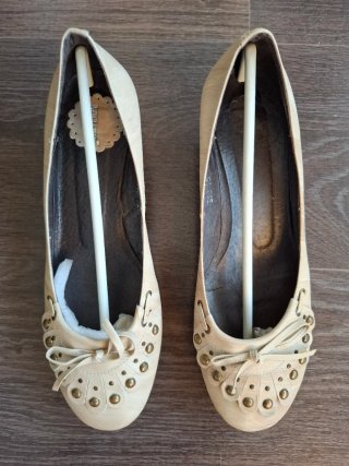 Zapatos  beige talla 38,  tacon bajo.