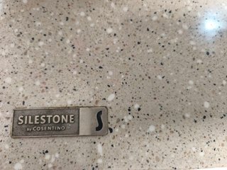 Cocina Silestone completa gris y blanca