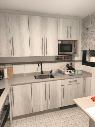 Cocina Silestone completa gris y blanca