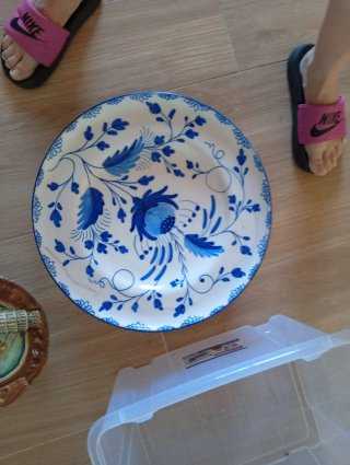 Fuente de porcelana decorativa azul y blanca