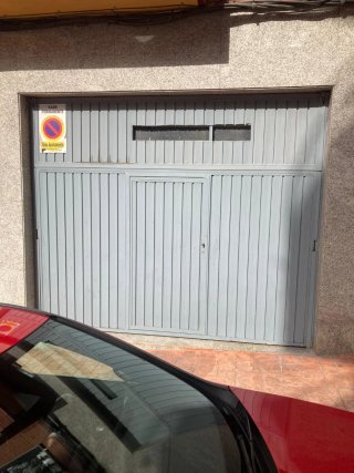 Puerta de garaje motorizada 300x250