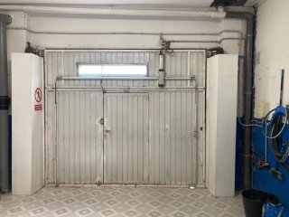 Puerta de garaje motorizada 300x250