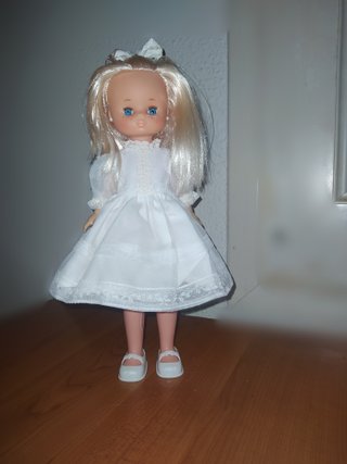Muñeca Lesly más dos vestidos chaqueta y zapatos