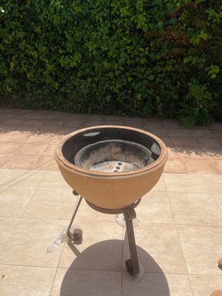 Barbacoa artigianale in terracotta con supporto
