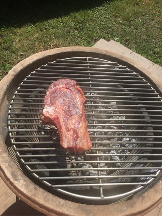 Barbacoa artigianale in terracotta con supporto