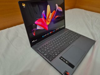 Lenovo IdeaPad Slim 3 OLED Snapdragon