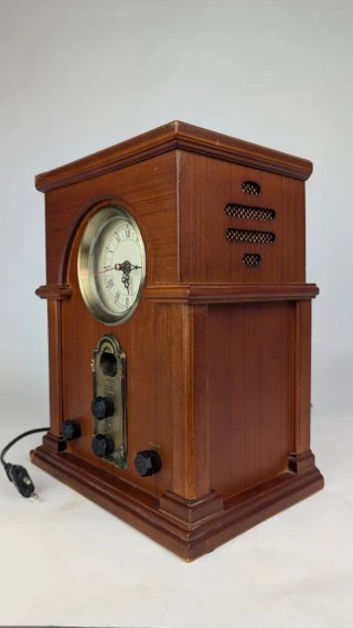 Radio vintage decorativa estilo antiguo con reloj.