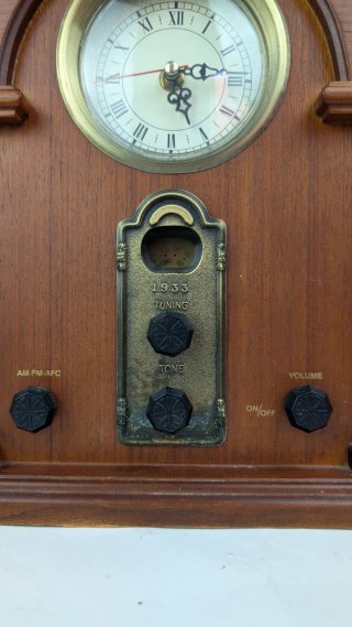 Radio vintage decorativa estilo antiguo con reloj.